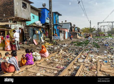 Dharavi Slum Railway Hi Res Stock Photography And Images Alamy