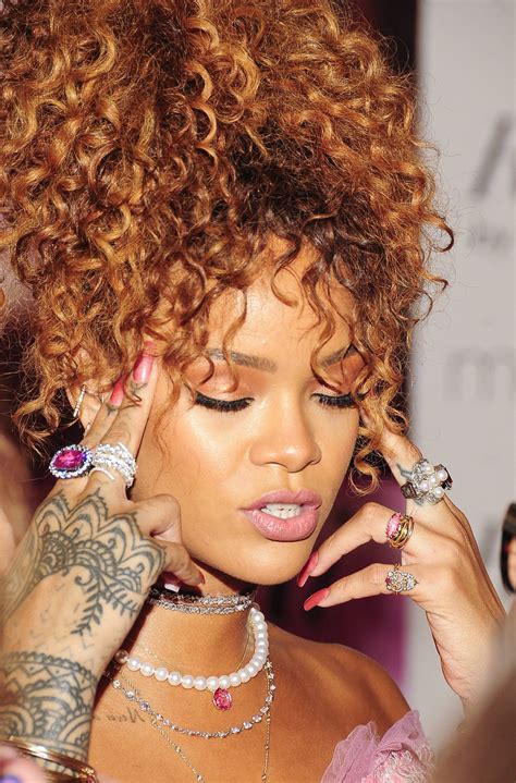 Rihanna Diva Photos Rihanna Hairstyles Curly Hair Styles Curly Bangs