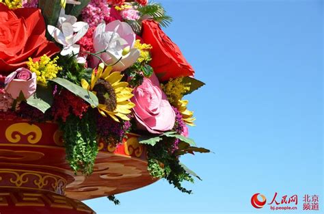 وما زلنا نقرأ أن النظام الإمبراطوري الصيني القاسي قد ذبح الآلاف من مواطنيه، الذين تجمعوا مسالمين في الساحة. مجموعة صور: سلة زهور ضخمة في ميدان تيانآنمن بمناسبة العيد ...