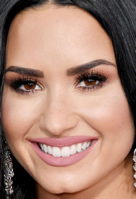 close up of demi lovato at the 2017 american music awards makeup looks 2017 makeup looks prom