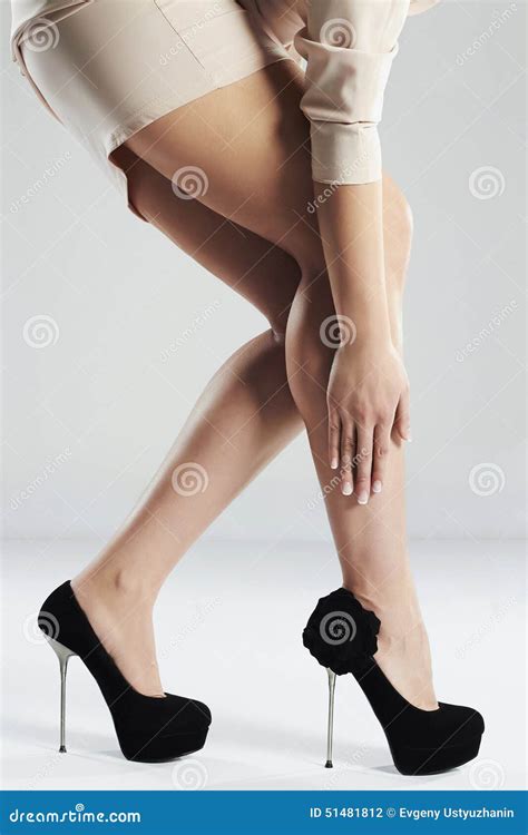 piernas atractivas largas de la mujer piernas femeninas perfectas en tacones altos foto de