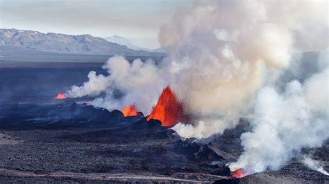 What Its Like To Chase Icelands Biggest Volcanic Eruption In 200