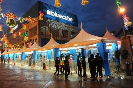 Check out celcom blue cube for their latest promotion and packages! Five Celcom Customers walked away with an iPhone 5 at RM5 each