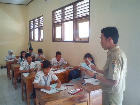 Silabus matematika dikembangkan berdasarkan standar kompetensi lulusan dan standar isi untuk satuan pendidikan dasar dan menengah sesuai dengan pola pembelajaran pada setiap tahun ajaran tertentu. SILABUS MATEMATIKA KELAS XII ~ MATEMATIKA