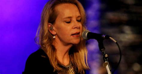 Mary Chapin Carpenter Performs Something Tamed Something Wild CBS News