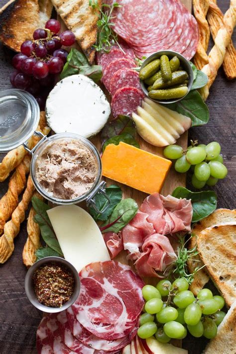 How To Put Together A Great Cheese And Charcuterie Board