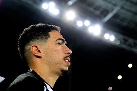 Lateral do Botafogo, Hugo projeta duelo contra o Corinthians: “Estamos