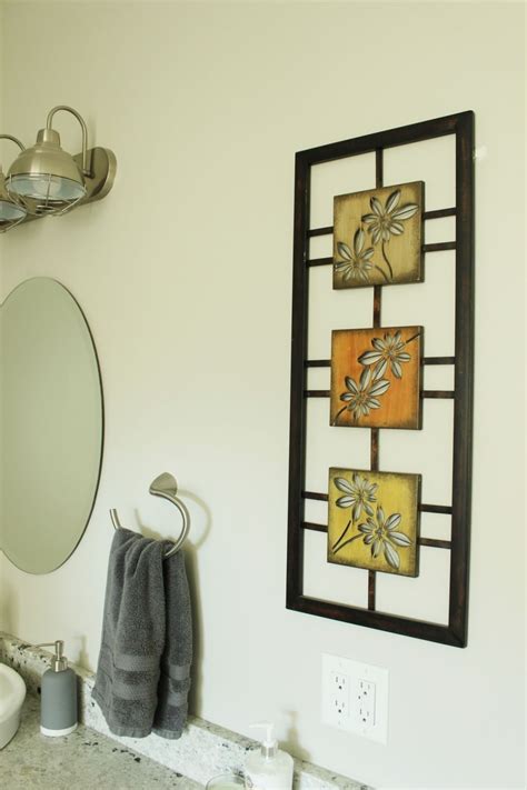 What is the average size of a master bathroom? How to Decorate a Bathroom Without Clutter