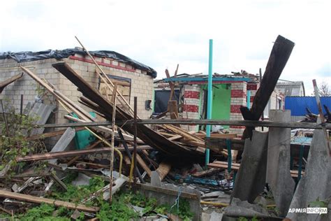Розбиті будинки пустельні вулиці як виглядає селище Шевченково після
