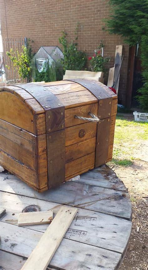 treasure chest   repurposed pallet wood  pallets
