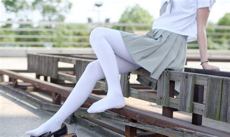 cosplay摆拍：白色丝袜校园装，青春纯洁扑面而来 丝袜 校园 白色 新浪新闻