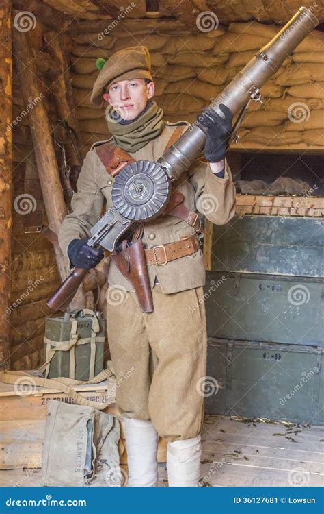 Soldado Del Ejército Británico De Wwi Con Una Ametralladora Auténtica