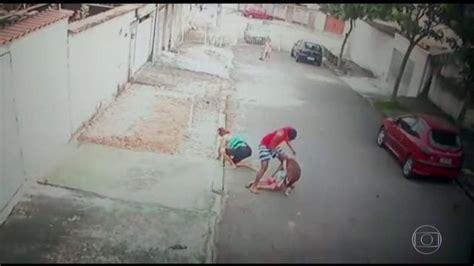 Vídeo mostra jovem salvando criança de 5 anos de ataque de pitbull
