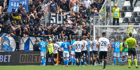Spezia Napoli Scontri Tra Tifosi Allo Stadio E Fuori La Ricostruzione