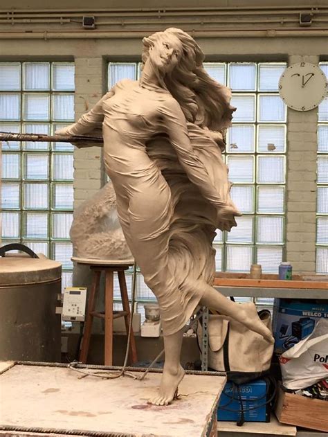 Esta artista crea esculturas femeninas a tamaño real inspirándose en el arte renacentista