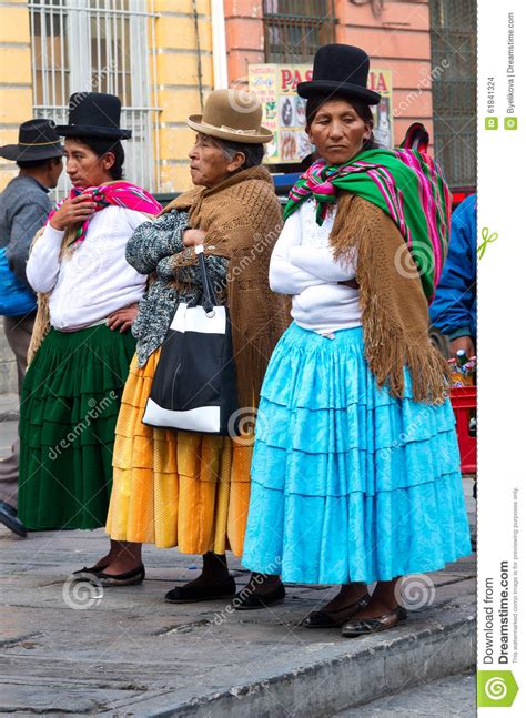 Unique bolivian clothing designed and sold by artists for women, men, and everyone. Mujeres Bolivianas En Ropa Tradicional En La Calle La Paz ...