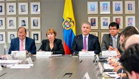 Roy barreras advierte sobre una posible conmoción interior en colombia por bloqueo para muestra, una declaración: Este es el decreto de la cuarentena obligatoria en Colombia