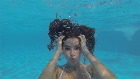 Ponorka Ponořeno Fanoušek Swimming In Bikini Melodrama Pozor Kandidát