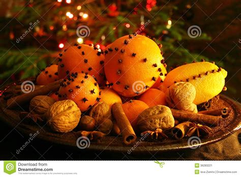 Orange Piquee De Clous De Girofles - Orange De Noël Avec Des Clous De Girofle Image stock - Image du festive