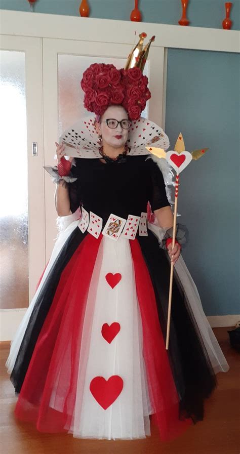 Pin By Lara Liem On Halloween Queen Of Hearts Halloween Costume