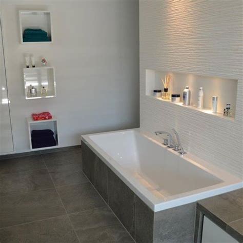 Daher haben wir den bereich der badewanne mit estrich ausgespart und die wanne direkt auf den boden gestellt. Badewanne mit Nische #ablage #spots #abstellmöglichkeit # ...