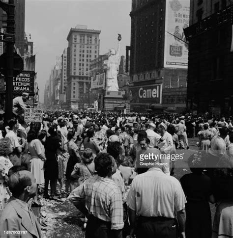 Vj Day A Times Square New York Ny 1945 Photos And Premium High Res