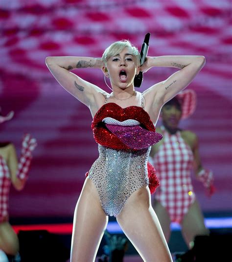 Did Miley Cyrus Suffer Wardrobe Malfunction During Madrid Bangerz Tour