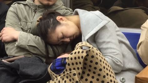 【動画】卑劣！寝てる女性に対し電車内で痴漢行為 ニコニコニュース