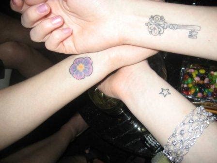 Oft ziehen die schmerzen vom unterarm über das handgelenk bis in die handaußenkante, manchmal sogar bis in den kleinen finger. tattoo handgelenk schmerzen - Tattoo Bilder Tattoovorlagen ...