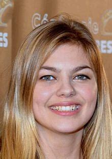 Repérée dans l'émission the voice, louane emera est une passionnée de musique, mais pourrait également bouleverser les spectateurs avec son premier rôle au cinéma ! Louane - Maman - Les Meilleurs Tubes