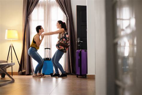 Mujeres Lesbianas Felices En Habitación De Hotel En Vacaciones Pareja