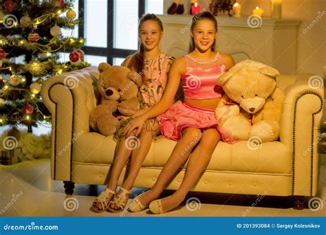 Vackra Tonåringar Som Sitter På Lädersoffa Med Stor Tonårbjörn