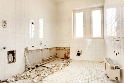 Für den kompletten badumbau zu einem barrierefreien bad mit 6m² müssen sie mit kosten in höhe von 8.000 bis 10.000 euro kalkulieren. Badsanierung Kosten: Preis-Gestaltung beim Bad Sanieren ...