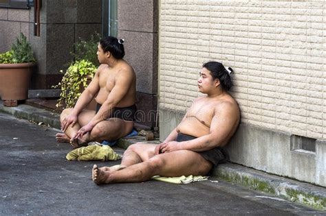 Luchadores Japoneses De Sumo Descansan En La Calle Fotografía editorial