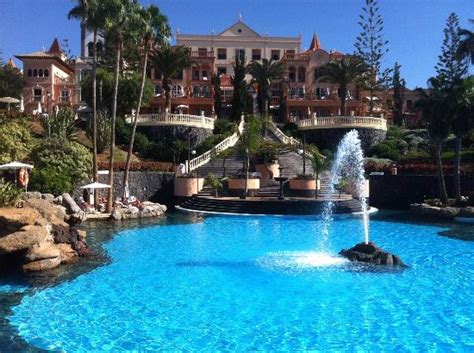 Bahia del duque resort is the perfect destination for your next break, this luxurious 5* resort the main restaurant in the gran bahia del duque resort, el bernegal offers a buffet breakfast and dinner. Het beste hotel van Tenerife - Reizigersbeoordelingen ...