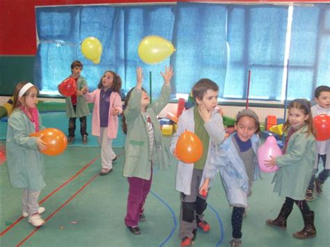 Juegos cooperativos en familia con globos. Relajarse en clase: bailando con globos | Diario Educación