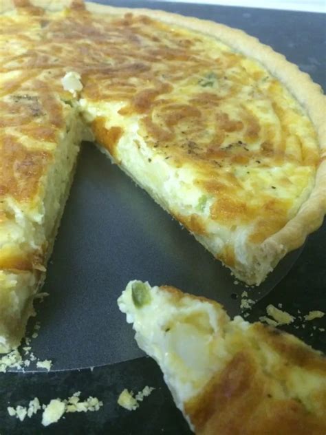 An Easy Cheese And Onion Quiche That Tastes Delicious
