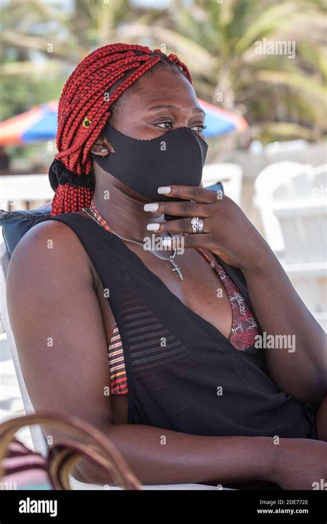 Afrikanische Frau Sitzt An Einem Strand Mit Schwarzer Mundmaske In Labadi Accra Ghana Westafrika