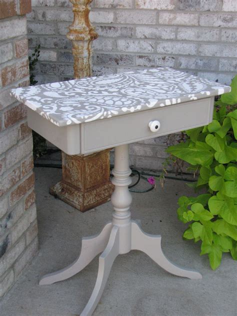 The design of the table lends itself beautifully both to modern or more classic/traditional interiors. Painting Ideas with Stencils: DIY Paisley Tabletop