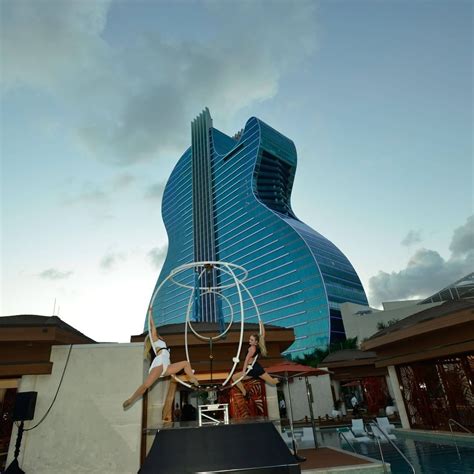 the worlds first guitar shaped hotel opened in hollywood florida