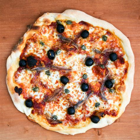 Weiter oben unter stadt kannst du die stadt ändern um so. Pizza Napoli - Pizza mit Sardellen, Oliven und Kapern ...