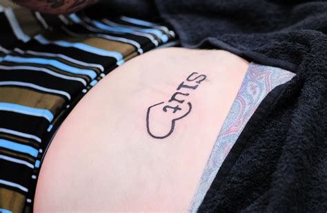 kyara 18 klaagt met tattoo op kont ‘slutshaming aan “lang leve de slet” foto hln be