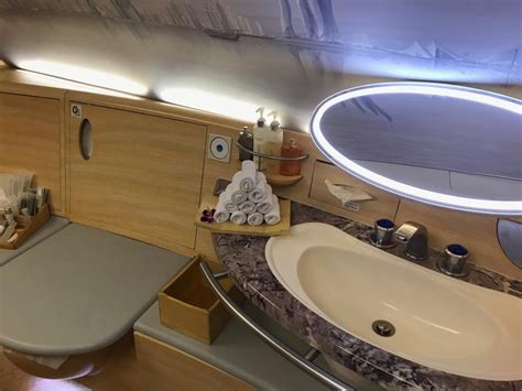 Nun kommt die first class dusche zurück. Review: Emirates First Class im Airbus A380 von Hongkong ...