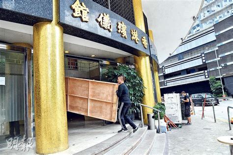 一齊回憶佢既傳奇一生。 一代賭王何鴻燊德高望重，有四位太太，兒孫滿堂，一生充滿了傳奇，昔日生活點滴令人津津樂道，追憶無窮。 何鴻燊好有愛心，喜愛小動物。 中年何鴻燊仍然好有運動細胞。 何鴻燊和四房家人。 賭王跟三. 何鴻燊四房成員今殯儀館守靈 超蓮超盈超欣奔波打點喪禮 - 明報加西版(溫哥華) - Ming Pao Canada Vancouver Chinese ...