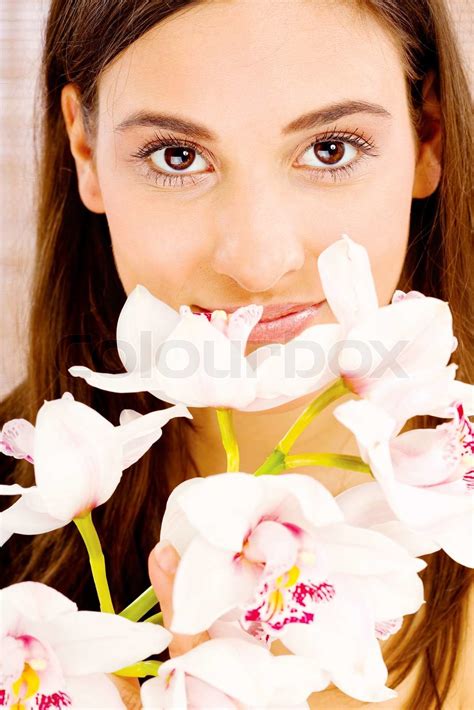 Hübsche Frau Mit Blumen Stock Bild Colourbox