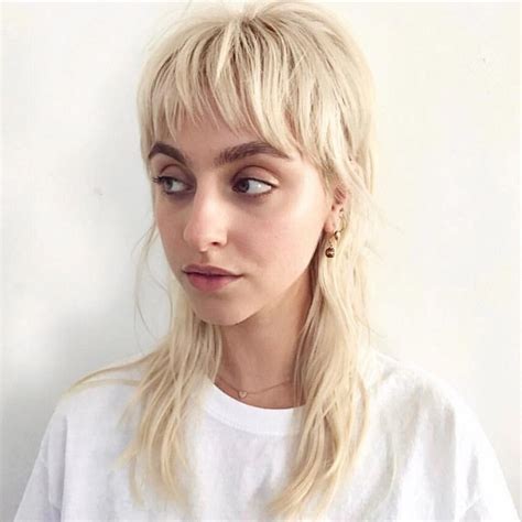 Here are some simple steps that everyone can if you want to express your unique personality throughout your hairstyle, then a curly mullet with short bangs is the way to do it. Let's start our Monday with this Butter mullet by @mim_i ...