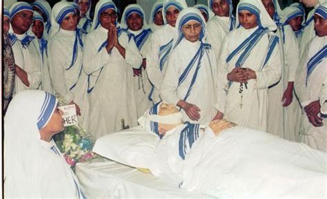 Vatican Recognises Mother Teresa Miracle Authorises Sainthood