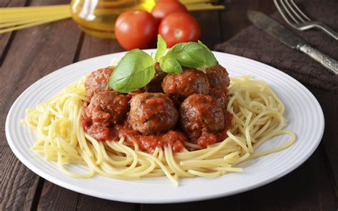 Espaguetis Con Alb Ndigas Y Salsa Tomate Recetas Dia