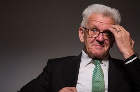 Winfried kretschmann, né le 17 mai 1948 à spaichingen, est un homme politique allemand, membre du parti écologiste de l'alliance 90 / les verts. Kretschmann vergreift sich in der Diskussion über die ...