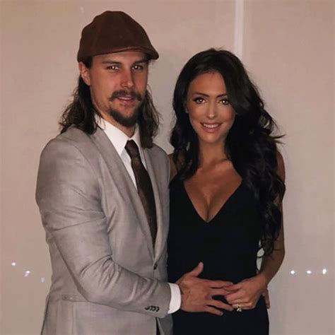 Nhl Star Erik Karlsson And Wife Lose Baby A Month Before Due Date E
